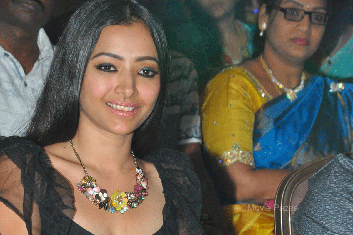 shwetha-basu-at-mixture-potlam-audio-launch